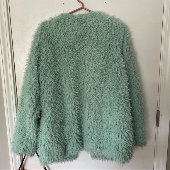 big faux fur coat w pockets - Picture 3 of 4